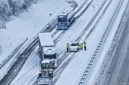 vrachtwagen vast in de sneeuw